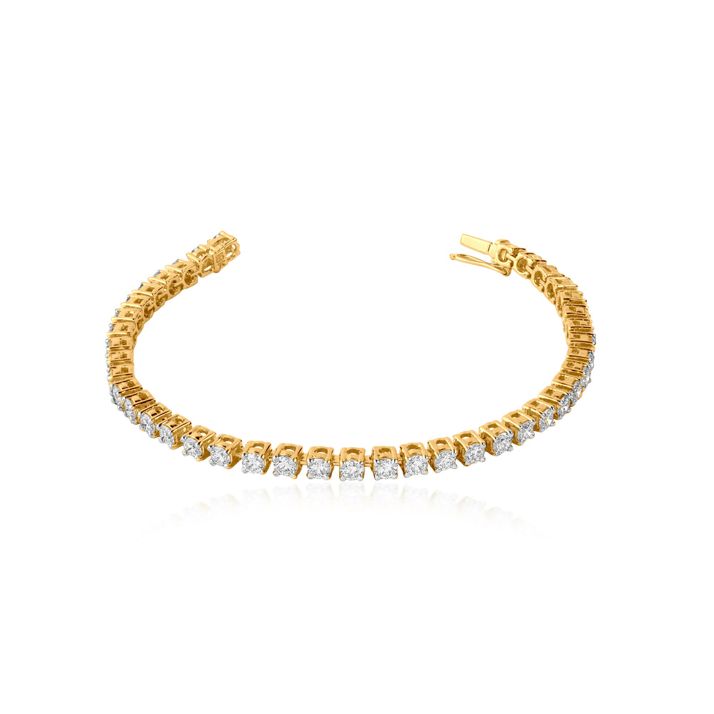 Gold tennis bracelet with diamond stones in alternating settings
