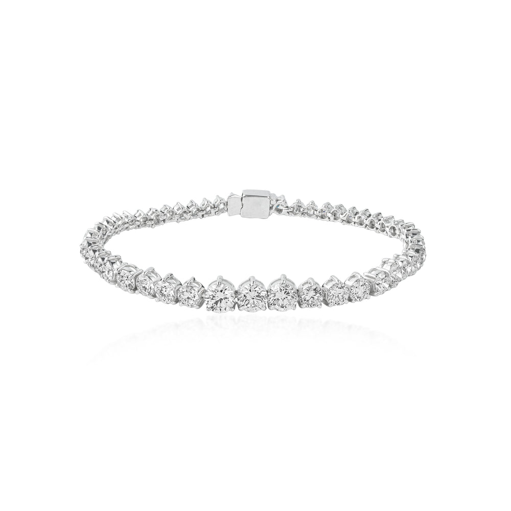 Silver tennis bracelet with round brilliant diamonds and magnetic clasp