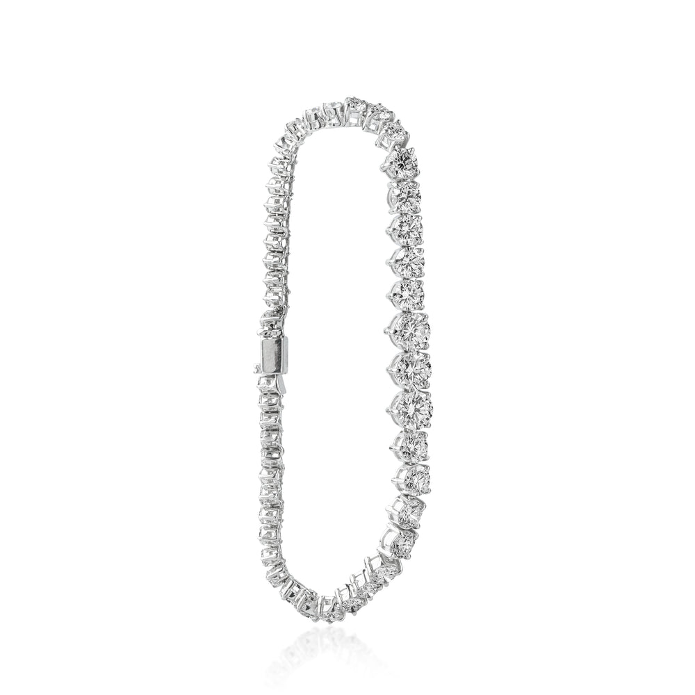 Sparkling diamond tennis bracelet in white gold with intricate round brilliant stones