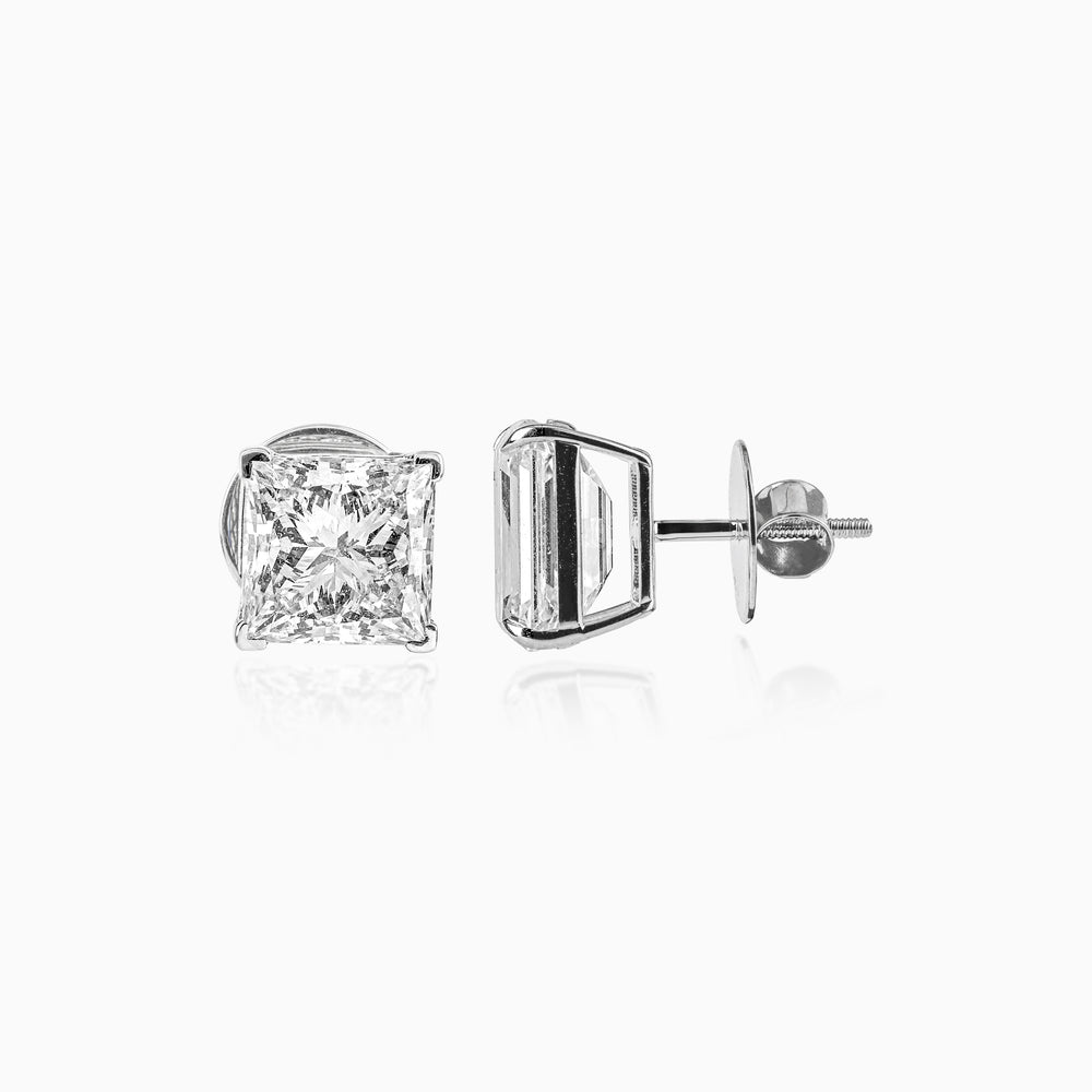 Princess-cut diamond stud earrings in white gold with screw-back closure