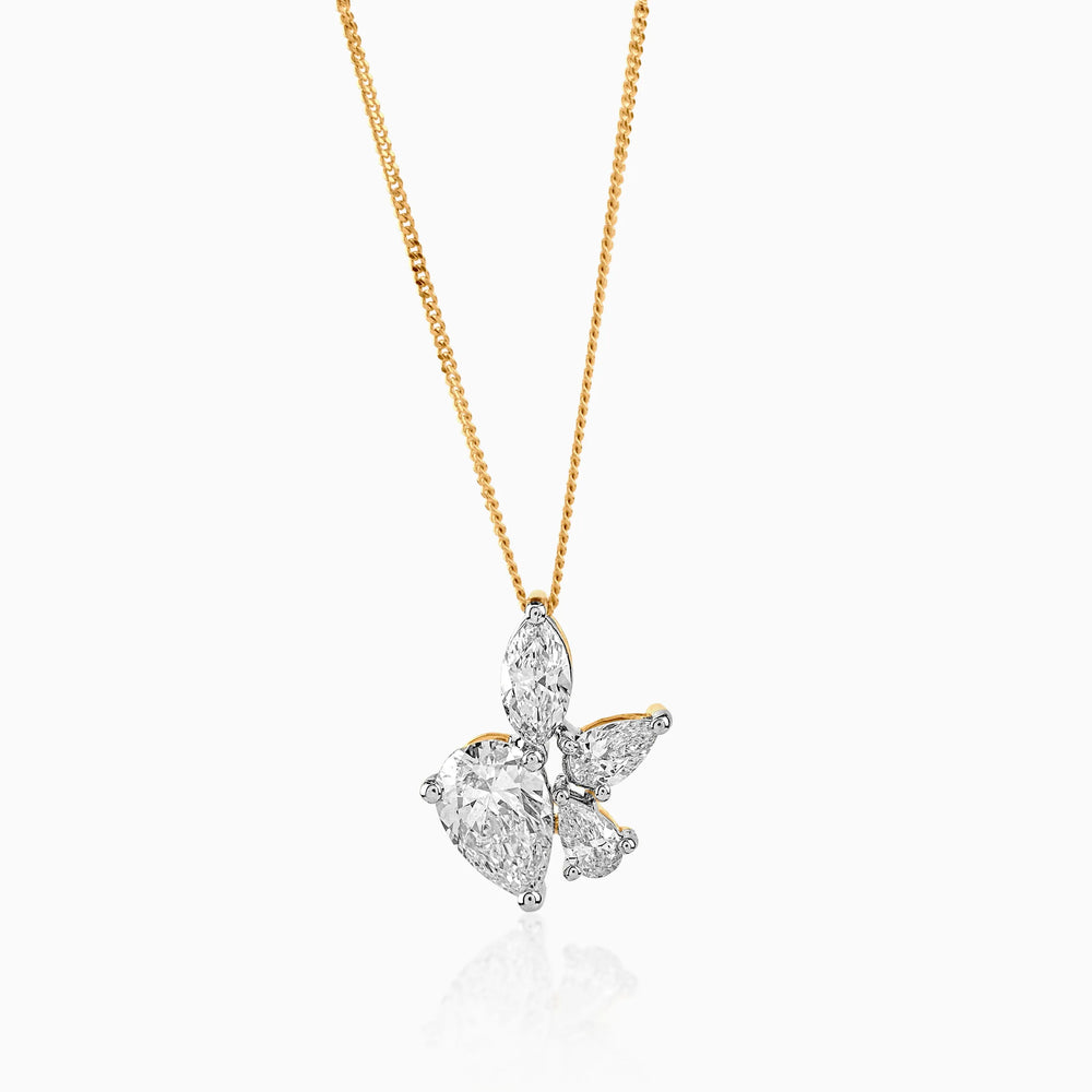 Gold chain with butterfly-shaped diamond pendant, delicate and sparkling design