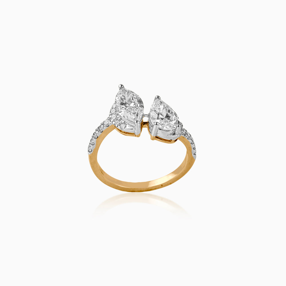 Two-tone gold ring with pear-shaped diamond toi et moi design, sparkling pavé band